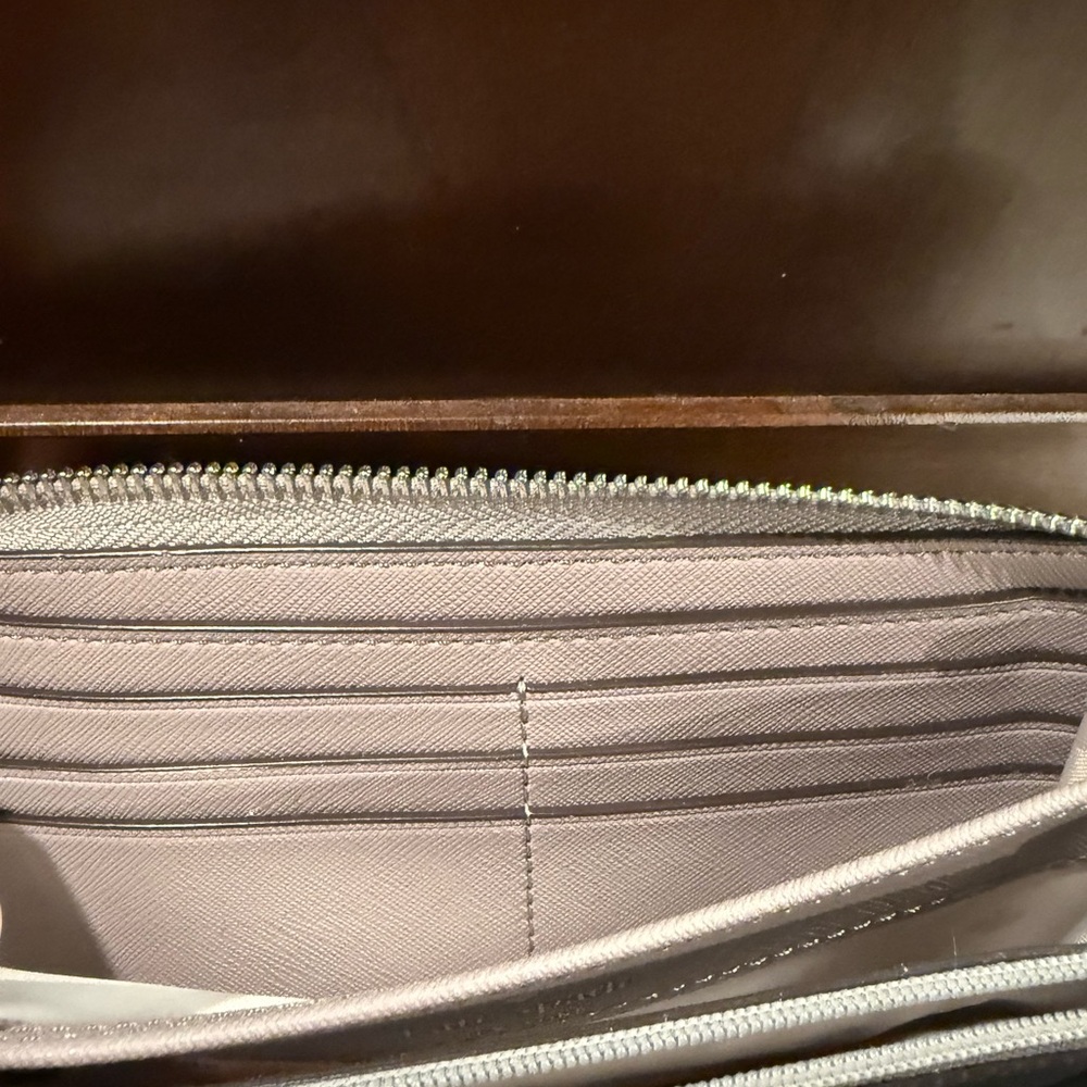 *PRE-OWNED* Kate Spade Wilson Road Wallet in Taupe - Picture 8 of 10